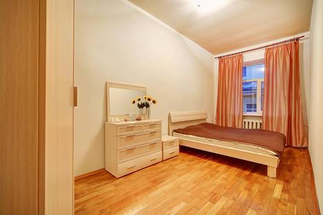 Двухкомнатная квартира в аренду посуточно в Санкт-Петербурге по адресу Караванная 7, метро Гостиный двор