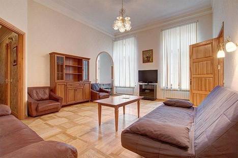 Двухкомнатная квартира в аренду посуточно в Санкт-Петербурге по адресу Караванная улица, 3, метро Гостиный двор