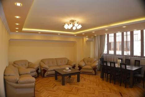 Трёхкомнатная квартира в аренду посуточно в Ереване по адресу ул. Ерванда Кочара, 17, метро Зоравар Андраник