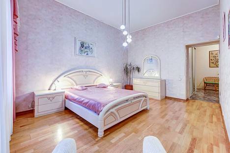 2-комнатная квартира в Санкт-Петербурге, набережная реки Мойки, 27, м. Адмиралтейская