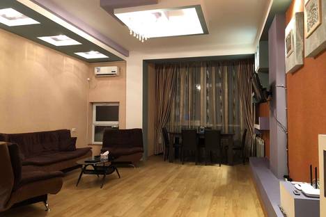 Трёхкомнатная квартира в аренду посуточно в Тбилиси по адресу Тбилиси. Кетеван Цамебули 47, метро 300 Aragveli