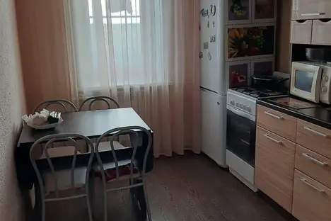 2-комнатная квартира в Яровом, улица Комарова, 14