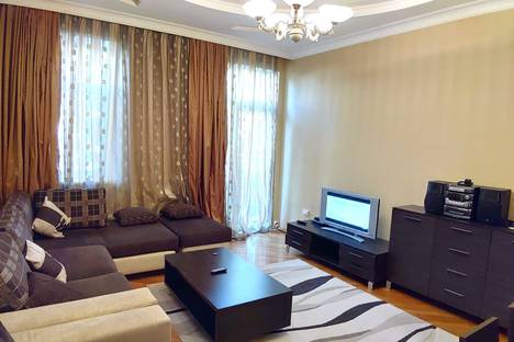 Трёхкомнатная квартира в аренду посуточно в Баку по адресу улица Хагани, 12, метро Сахиль
