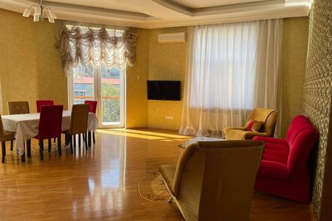 Четырёхкомнатная квартира в аренду посуточно в Баку по адресу проспект Бюль-бюля, 14, метро Сахиль