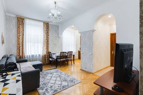 Трёхкомнатная квартира в аренду посуточно в Москве по адресу Кутузовский пр-кт, 24, метро Деловой центр