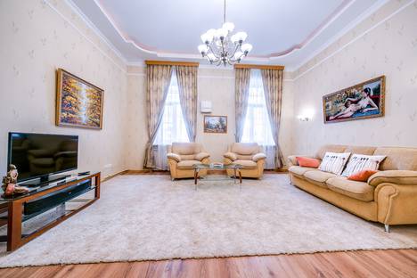 2-комнатная квартира в Санкт-Петербурге, наб. реки Мойки, 25, подъезд, м. Адмиралтейская