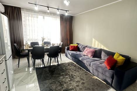 Двухкомнатная квартира в аренду посуточно в Алматы по адресу ул. Жандосова, 94А