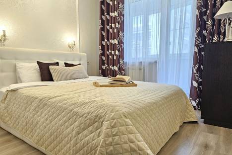 Трёхкомнатная квартира в аренду посуточно в Волгограде по адресу р-н  Семь Ветров, ул. Константина Симонова, 18