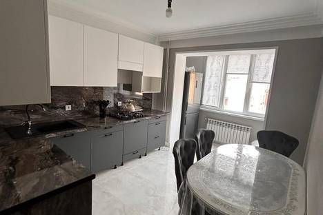 Трёхкомнатная квартира в аренду посуточно в Каспийске по адресу ул. Магомедали Магомеджановa, 2А