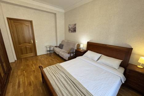 Трёхкомнатная квартира в аренду посуточно в Москве по адресу Большой Палашёвский пер., 14А