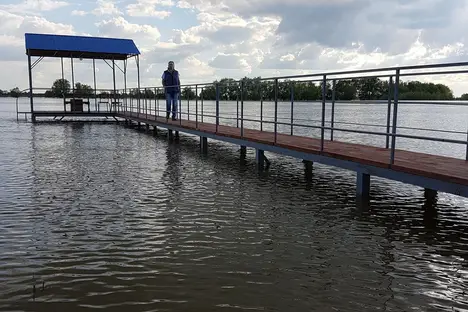 Дом в Астраханской области, Астраханская область, Володарский р-н , с. Раздор, Советская ул., 3Б
