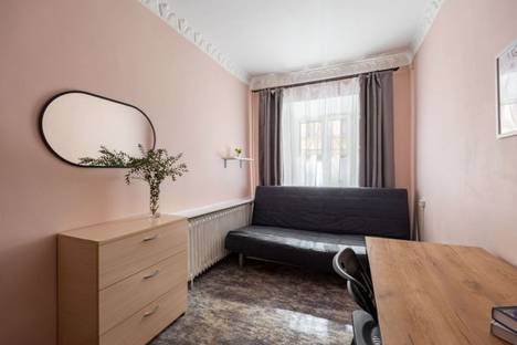 Комната в аренду посуточно в Санкт-Петербурге по адресу Коломенская ул., 7, метро Площадь Восстания
