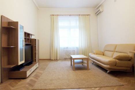 Трёхкомнатная квартира в аренду посуточно в Москве по адресу Тверская ул., 6с6, метро Охотный ряд