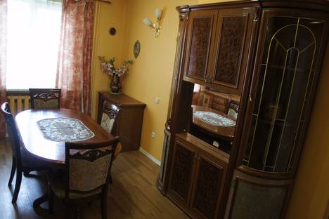 Трёхкомнатная квартира в аренду посуточно в Омске по адресу улица 10 лет Октября, 105