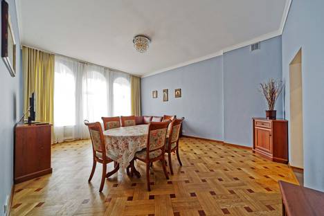 Трёхкомнатная квартира в аренду посуточно в Санкт-Петербурге по адресу Невский пр.,д.63, метро Маяковская