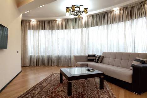 Трёхкомнатная квартира в аренду посуточно в Баку по адресу улица Сулеймана Рустама, 23, метро 28 Мая