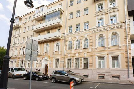 Однокомнатная квартира в аренду посуточно в Москве по адресу Борисоглебский переулок, 12, метро Арбатская