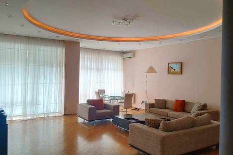 Трёхкомнатная квартира в аренду посуточно в Баку по адресу улица Рашида Бейбутова, 54, метро 28 Мая