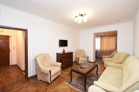 Трёхкомнатная квартира в аренду посуточно в Ереване по адресу Закяна 5, метро Площадь Республики