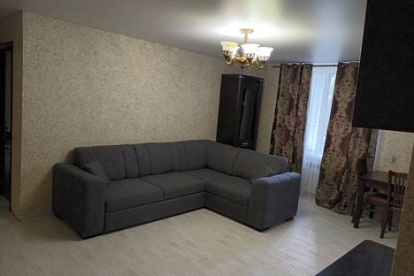 Трёхкомнатная квартира в аренду посуточно в Каспийске по адресу улица Орджоникидзе, 18, подъезд 2