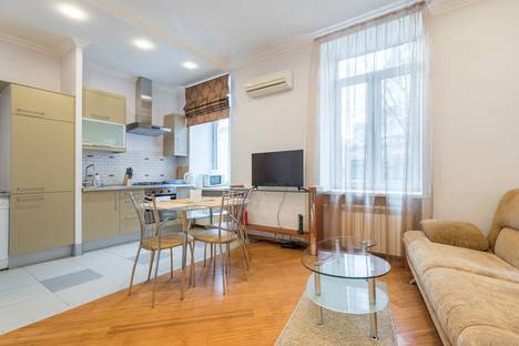 Трёхкомнатная квартира в аренду посуточно в Москве по адресу Прямой переулок, 5с1, метро Смоленская