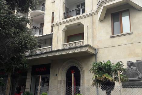 Четырёхкомнатная квартира в аренду посуточно в Баку по адресу проспект Нефтяников, 87, метро Ичери-Шехер