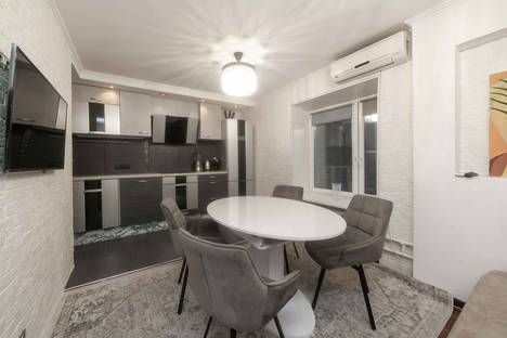 Трёхкомнатная квартира в аренду посуточно в Москве по адресу Симферопольский б-р, 37к1, метро Чертановская